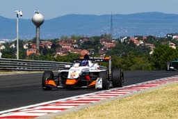 Kucharczyk (BVM Racing) takes dominant win ahead of many fans and reopens the title fight